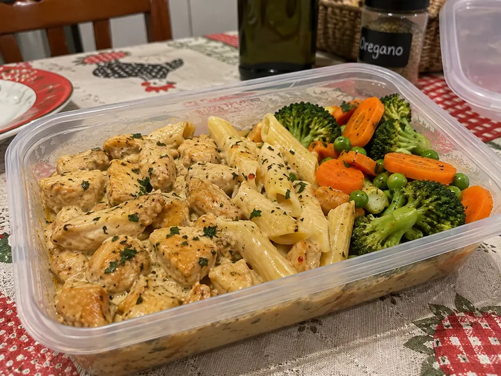 Marmita de Frango Cremoso com Macarrão